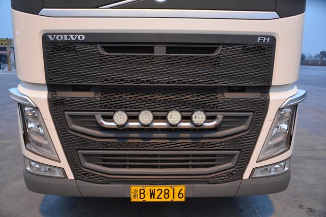 这个小伙疯了？耗资130万买豪车国内跑货运