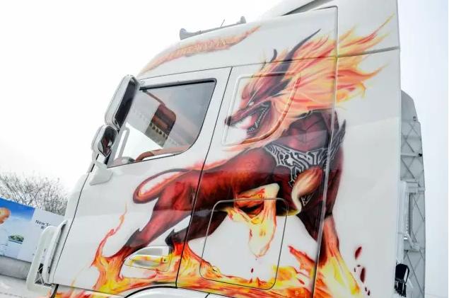 一边是文化一边是噱头 国内外卡车彩绘对比