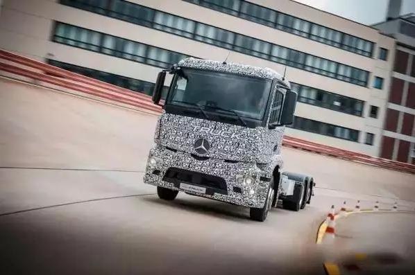 续航200公里主打城市货运 奔驰卡车发布纯电动车型