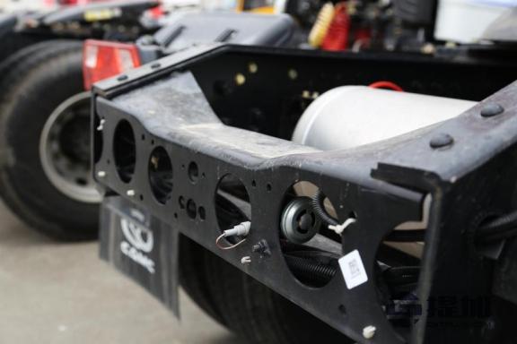 欧系、日系卡车的集合体?华菱汉马H6港口牵引车实拍 - 第17张 - 提加商用车网 欧系、日系卡车的集合体?华菱汉马H6港口牵引车实拍 - 第17张