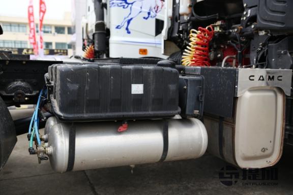 欧系、日系卡车的集合体？华菱汉马H6港口牵引车实拍 - 第16张