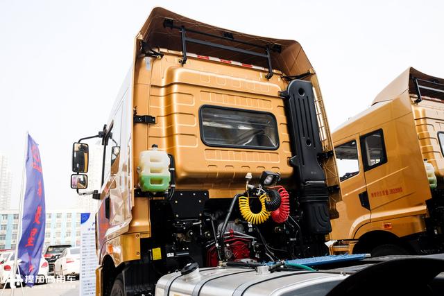 驾驶室加长加宽,内饰更高级,2018升级版华菱汉马H7牵引车详解 - 第11张 - 提加商用车网 驾驶室加长加宽,内饰更高级,2018升级版华菱汉马H7牵引车详解 - 第11张