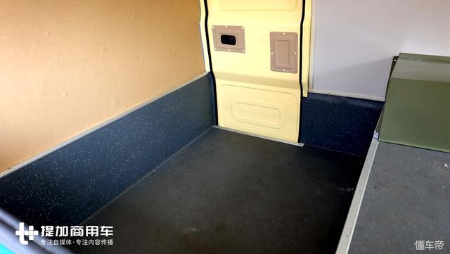 外观很Q萌,承载性可比轻卡厢货,恒天新楚风电动售货面包车实拍 - 第5张 - 提加商用车网 外观很Q萌,承载性可比轻卡厢货,恒天新楚风电动售货面包车实拍 - 第5张