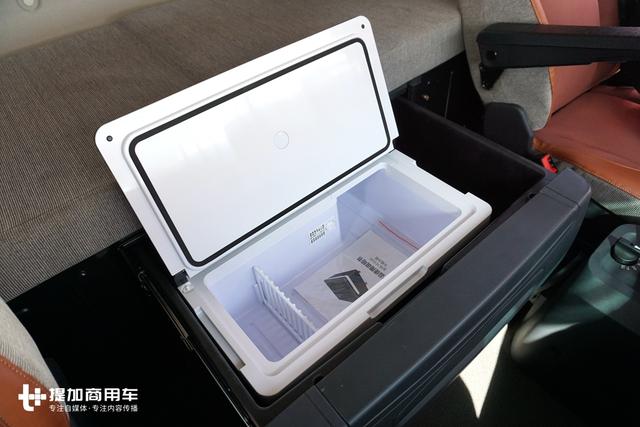 自动挡+8气囊，据说售价超50万，欧曼最高配重卡北京车展再亮相 - 第9张