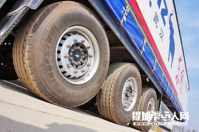 超级单胎+空气悬挂 细品德国施密茨软篷帘布挂车底盘篇 - 第4张
