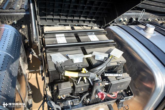 千升油箱+最正宗的康明斯发动机,还有专属涂装,陕汽德龙X3000财富版牵引车图解 - 第40张 - 提加商用车网 千升油箱+最正宗的康明斯发动机,还有专属涂装,陕汽德龙X3000财富版牵引车图解 - 第40张