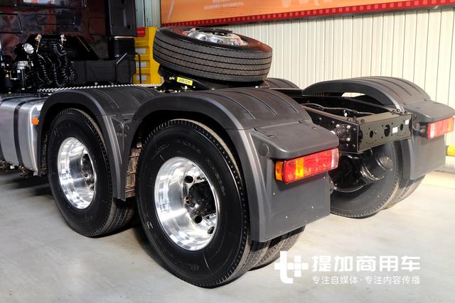 加入车身彩绘,仅有一辆?解放J6十周年纪念版重卡实拍 - 第8张 - 提加商用车网 加入车身彩绘,仅有一辆?解放J6十周年纪念版重卡实拍 - 第8张