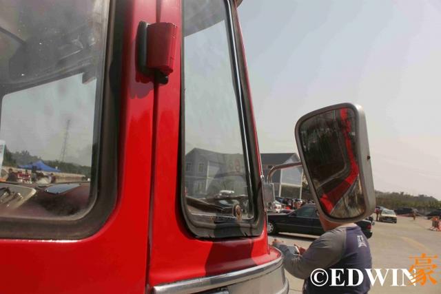 奔驰也有经典面包车？古董级的奔驰O319迷你巴士实拍 - 第13张