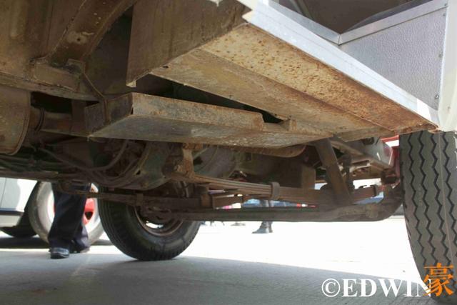 奔驰也有经典面包车？古董级的奔驰O319迷你巴士实拍 - 第17张