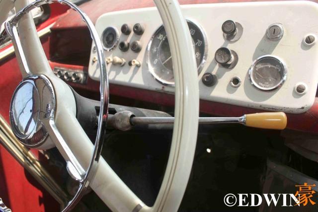 奔驰也有经典面包车？古董级的奔驰O319迷你巴士实拍 - 第27张