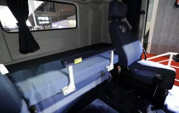 自重仅8.7吨，配法士特自动挡的红岩杰狮牵引车亮相