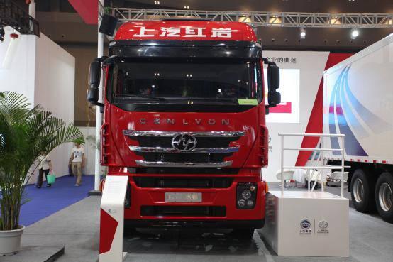 自重仅8.7吨，配法士特自动挡的红岩杰狮牵引车亮相