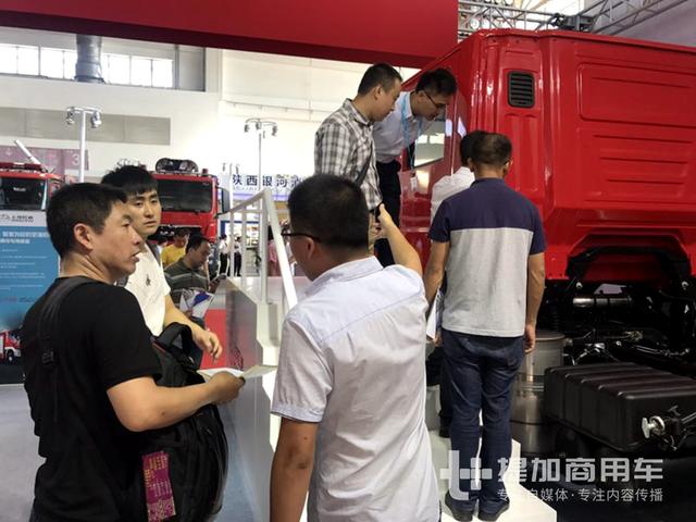 双开四门，驾驶室长度近3米，上汽红岩首亮相的专用车底盘实拍 - 第2张