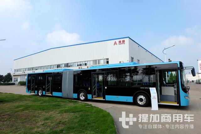 平地板+空气悬架，能装超过160人，北汽长江18米BRT公交实拍 - 第3张