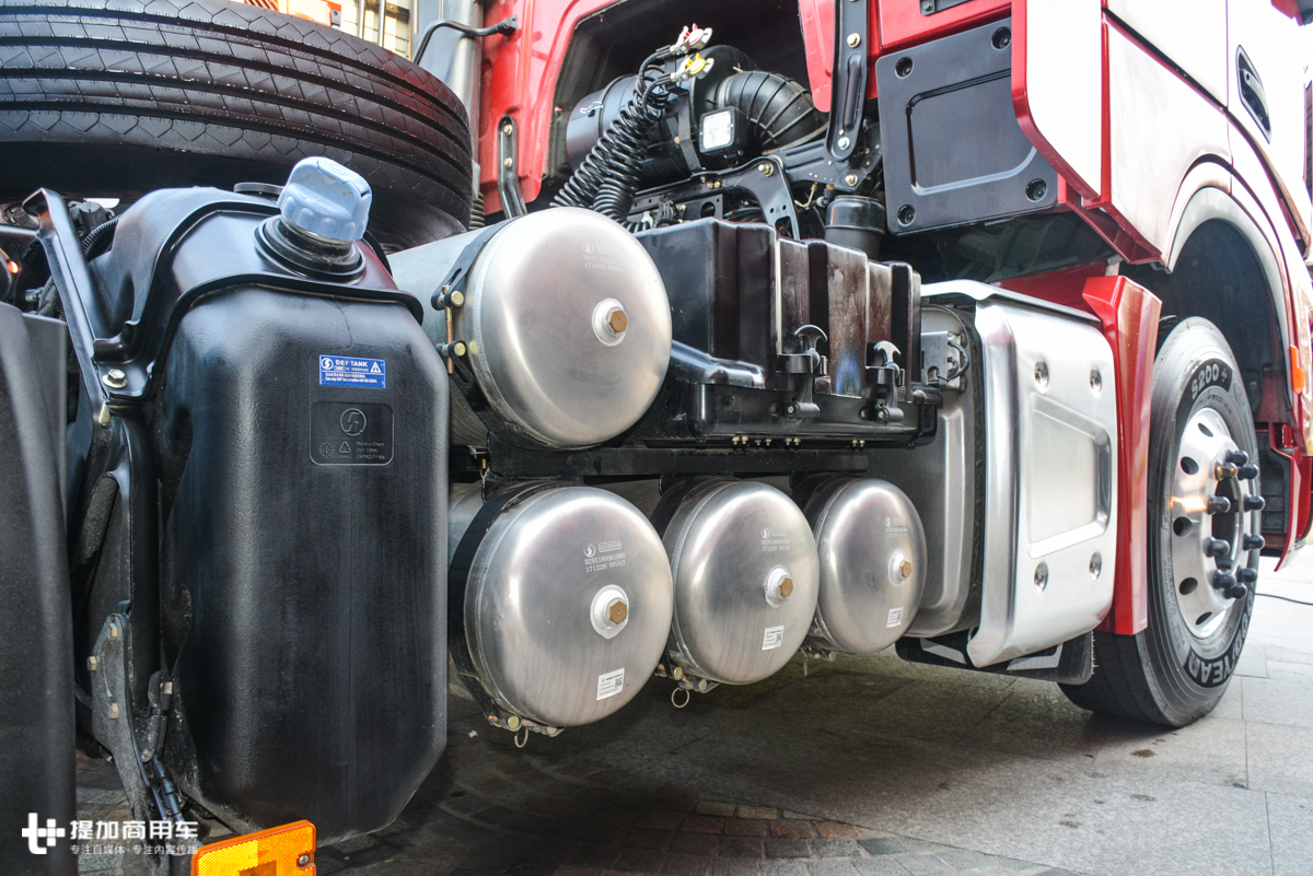 陕汽X6000配置太高了,副驾驶有按摩座椅,下半年逐步推向市场 - 第13张 - 提加商用车网 陕汽X6000配置太高了,副驾驶有按摩座椅,下半年逐步推向市场 - 第13张