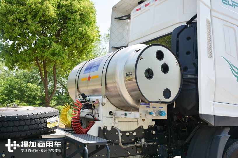 后面不再背“炸弹”,联合卡车侧置天然气瓶牵引车介绍 - 第1张 - 提加商用车网 后面不再背“炸弹”,联合卡车侧置天然气瓶牵引车介绍 - 第1张