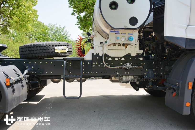 后面不再背“炸弹”,联合卡车侧置天然气瓶牵引车介绍 - 第8张 - 提加商用车网 后面不再背“炸弹”,联合卡车侧置天然气瓶牵引车介绍 - 第8张
