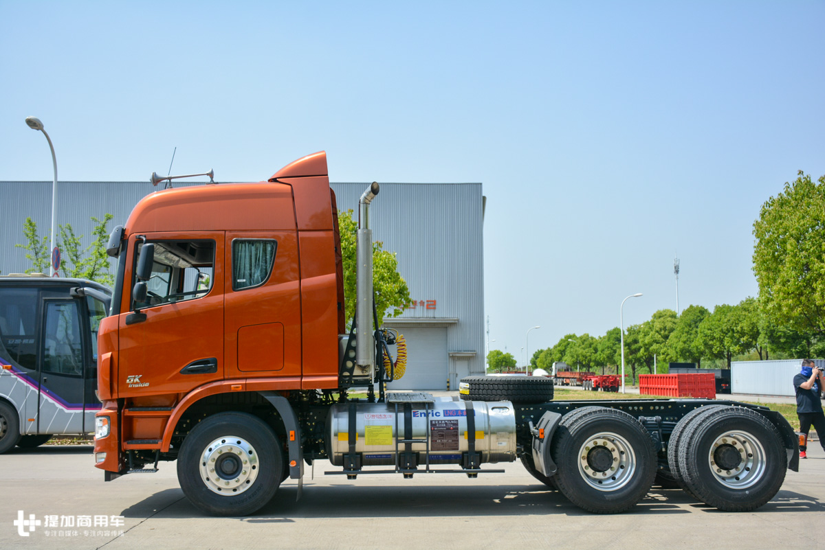 后面不再背“炸弹”,联合卡车侧置天然气瓶牵引车介绍 - 第4张 - 提加商用车网 后面不再背“炸弹”,联合卡车侧置天然气瓶牵引车介绍 - 第4张