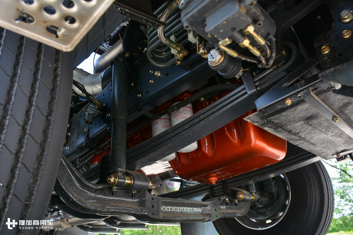 后面不再背“炸弹”,联合卡车侧置天然气瓶牵引车介绍 - 第12张 - 提加商用车网 后面不再背“炸弹”,联合卡车侧置天然气瓶牵引车介绍 - 第12张
