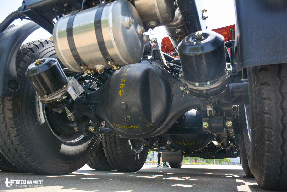 后面不再背“炸弹”,联合卡车侧置天然气瓶牵引车介绍 - 第15张 - 提加商用车网 后面不再背“炸弹”,联合卡车侧置天然气瓶牵引车介绍 - 第15张