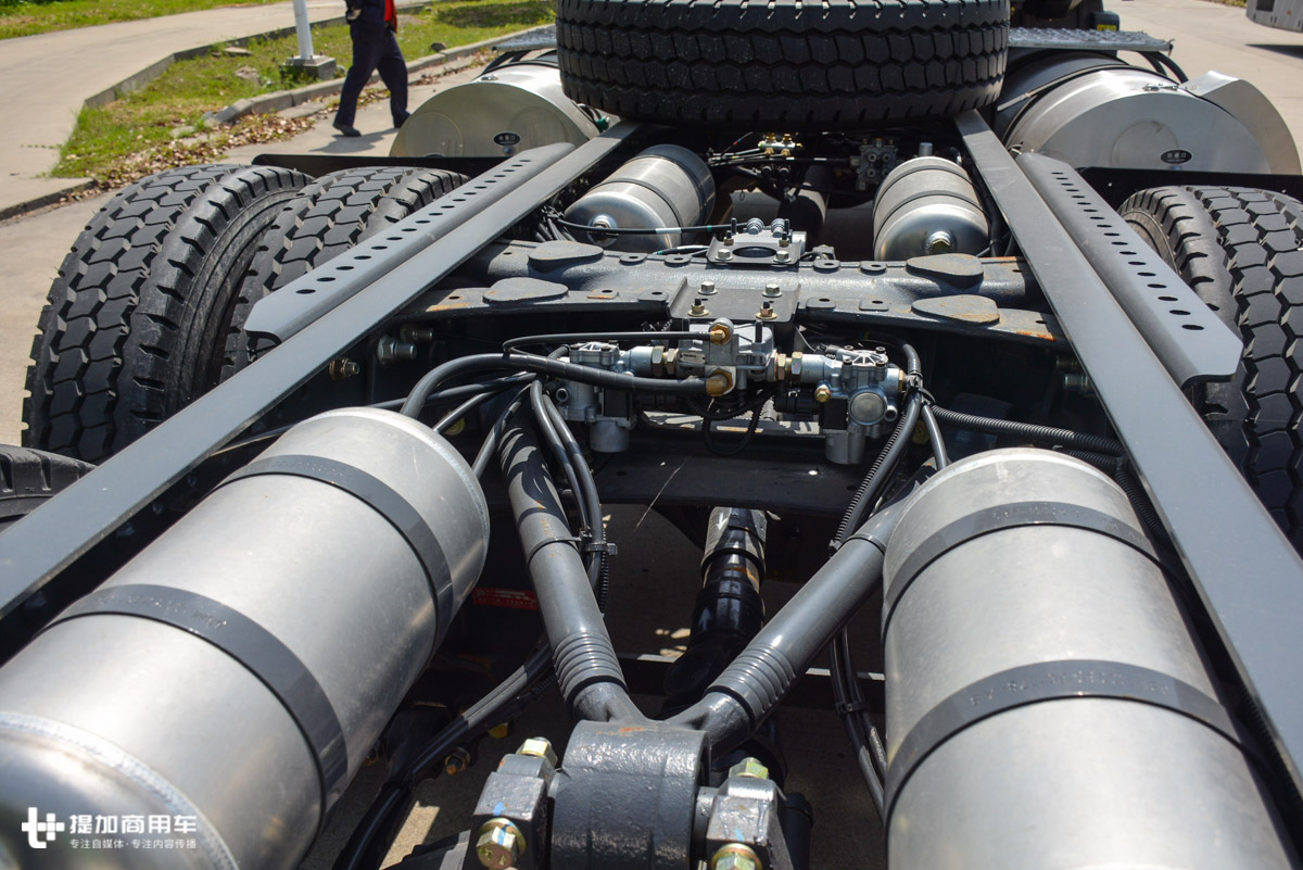后面不再背“炸弹”,联合卡车侧置天然气瓶牵引车介绍 - 第9张 - 提加商用车网 后面不再背“炸弹”,联合卡车侧置天然气瓶牵引车介绍 - 第9张