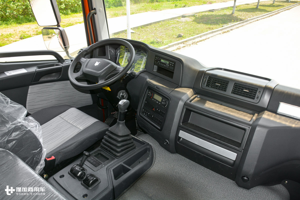 后面不再背“炸弹”,联合卡车侧置天然气瓶牵引车介绍 - 第17张 - 提加商用车网 后面不再背“炸弹”,联合卡车侧置天然气瓶牵引车介绍 - 第17张