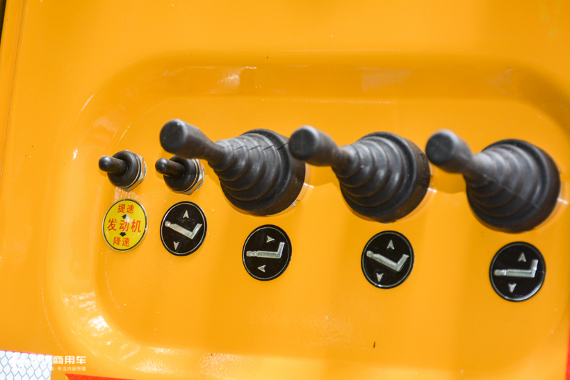 卡车司机最不想看到的车型,奔驰Arocs底盘的重卡清障车实拍 - 第18张 - 提加商用车网 卡车司机最不想看到的车型,奔驰Arocs底盘的重卡清障车实拍 - 第18张