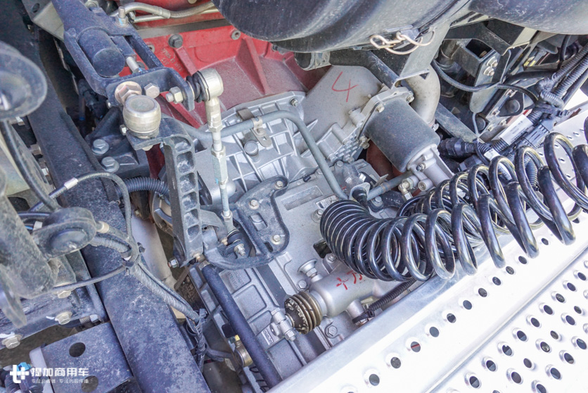 主动胎压监测+液力缓速器,带您见识下高端的欧曼EST危化品牵引车 - 第11张 - 提加商用车网 主动胎压监测+液力缓速器,带您见识下高端的欧曼EST危化品牵引车 - 第11张