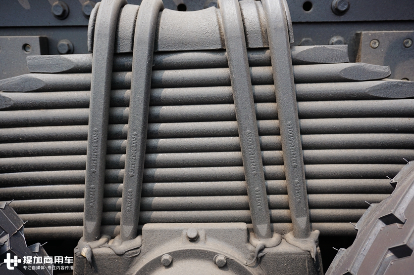 评测实拍 正文定位重载车型,钢板簧必须异常坚固,gtl前桥为9篇钢板簧