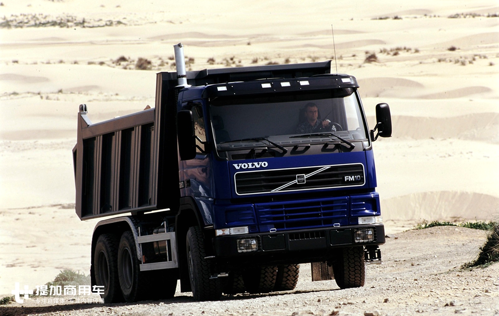 停放多年轮胎依然没有漏气，已经报废的98款沃尔沃FM卡车实拍 - 第2张