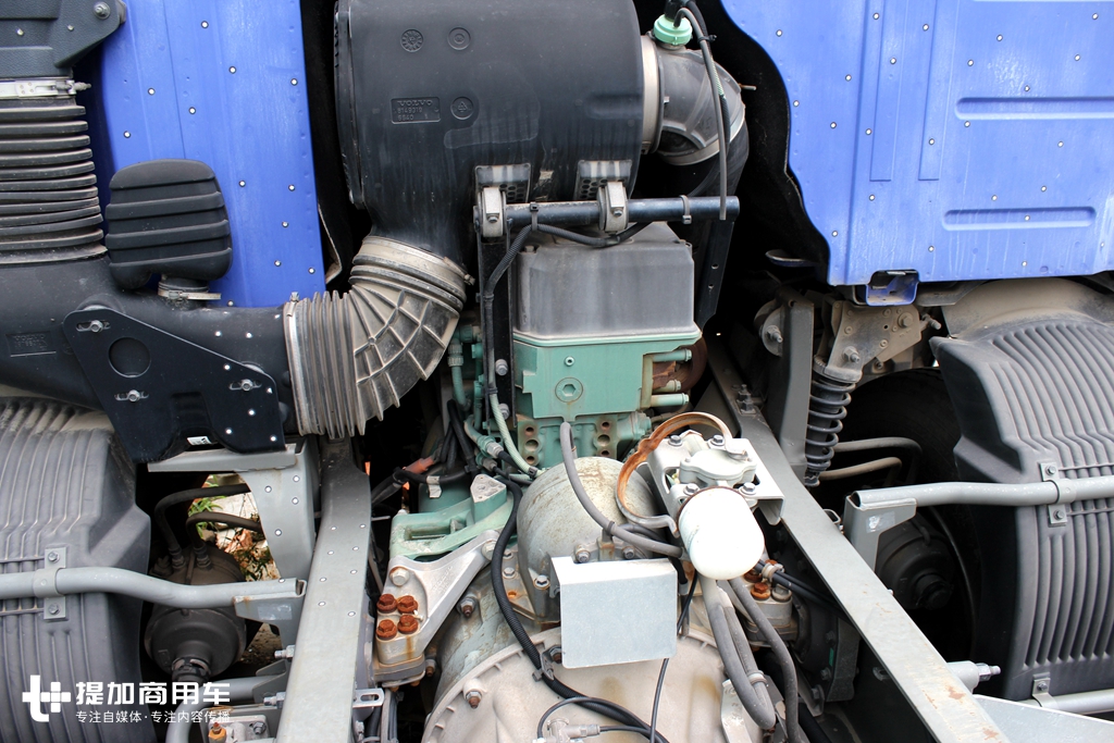 停放多年轮胎依然没有漏气，已经报废的98款沃尔沃FM卡车实拍 - 第6张