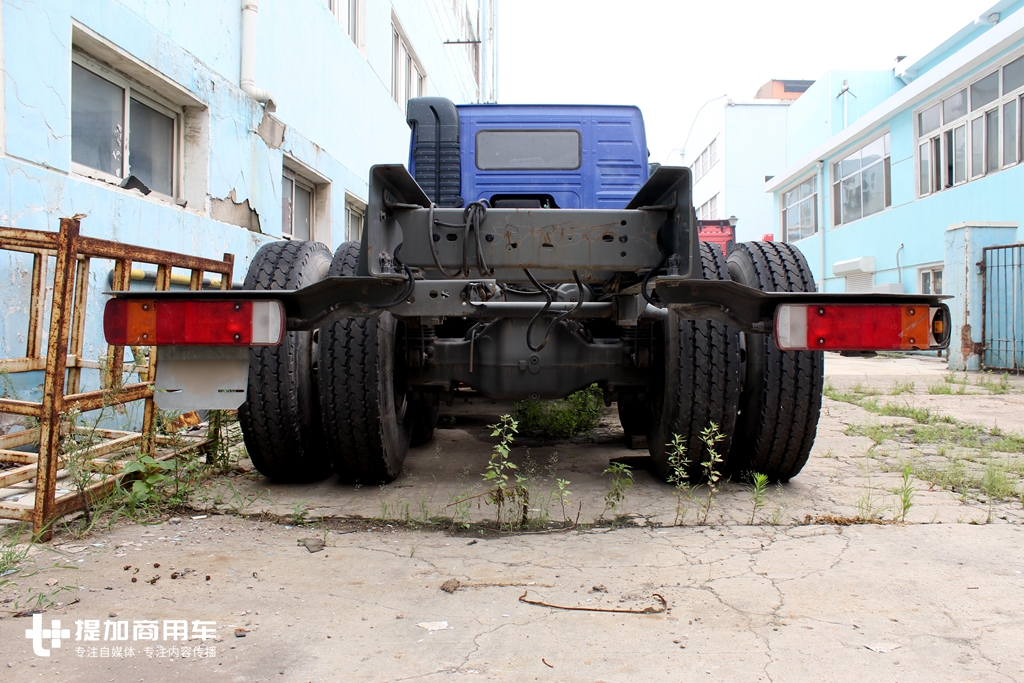 停放多年轮胎依然没有漏气，已经报废的98款沃尔沃FM卡车实拍 - 第7张