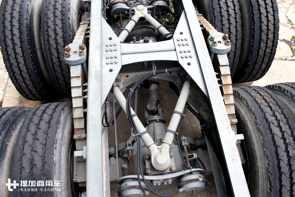 停放多年轮胎依然没有漏气，已经报废的98款沃尔沃FM卡车实拍 - 第8张