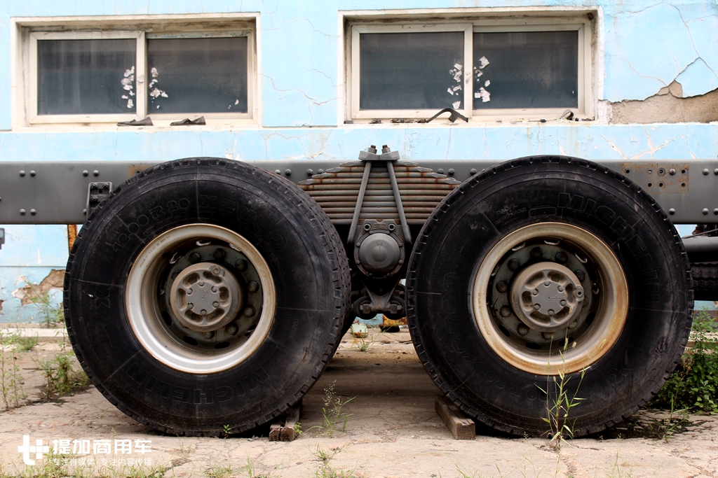 停放多年轮胎依然没有漏气，已经报废的98款沃尔沃FM卡车实拍 - 第9张