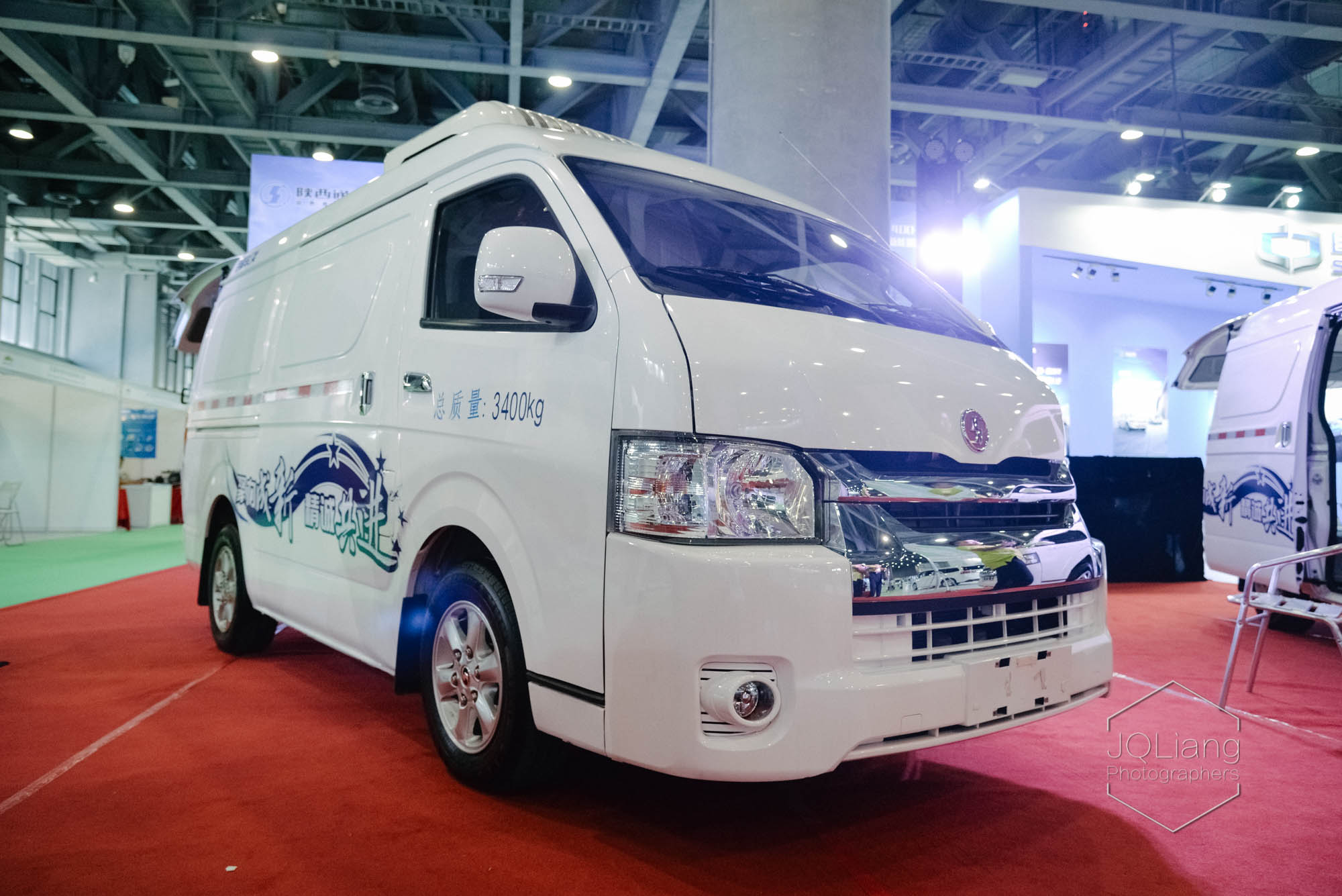 挂陕汽标的面包车，还叫电牛，陕西通家第三代纯电物流车实拍 - 第1张