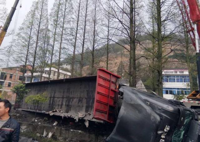 联合卡车那么牛?严重车祸中驾驶室后移救司机一命 - 第1张 - 提加商用车网 联合卡车那么牛?严重车祸中驾驶室后移救司机一命 - 第1张