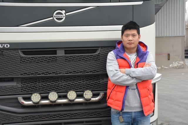 这个小伙疯了？耗资130万买豪车国内跑货运