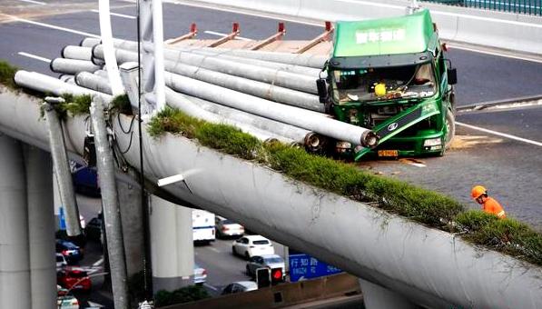 断桥王再“闯祸” 压垮上海中环大桥的卡车又是它 - 第3张