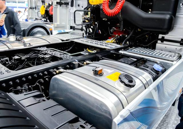 自动档+后提升驱动桥 福田欧曼EST 6x2R牵引车图解 - 第8张 - 提加商用车网 自动档+后提升驱动桥 福田欧曼EST 6x2R牵引车图解 - 第8张