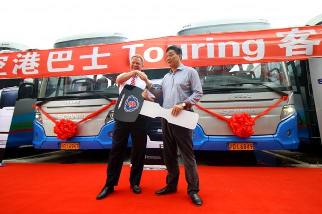 收获上市以来国内最大订单 16辆斯堪尼亚豪华客车交付