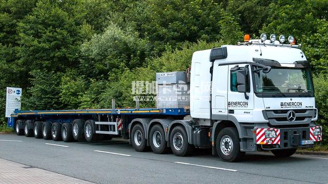 太震撼了 这些卡车竟然能拉大轮船、火车车厢