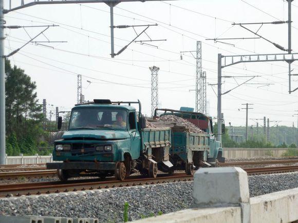 不走寻常路 这些卡车竟然在火车铁轨上飞驰 - 第1张 - 提加商用车网 不走寻常路 这些卡车竟然在火车铁轨上飞驰 - 第1张