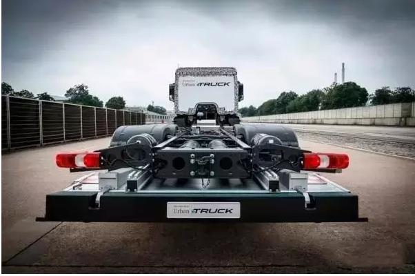 续航200公里主打城市货运 奔驰卡车发布纯电动车型