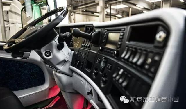 实力够强 小伙免费获赠斯堪尼亚V8定制版卡车