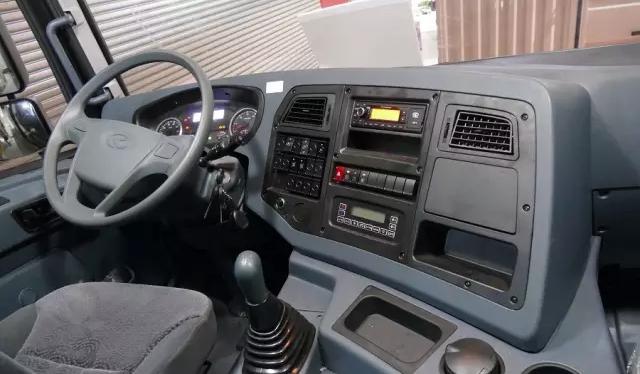 针对快递市场 华菱发布新款9.6米4×2厢式载货车