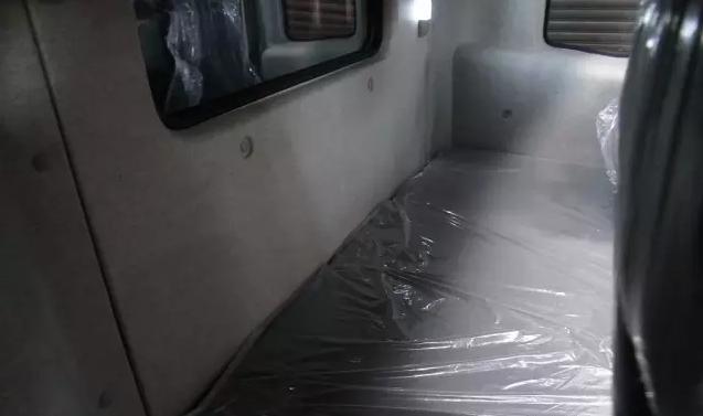 针对快递市场 华菱发布新款9.6米4×2厢式载货车