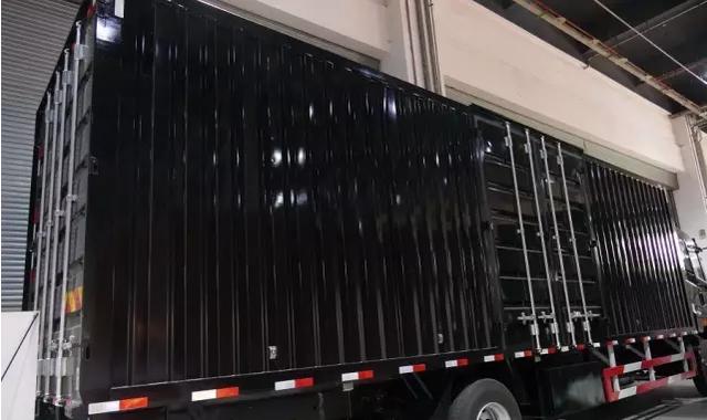 针对快递市场 华菱发布新款9.6米4×2厢式载货车