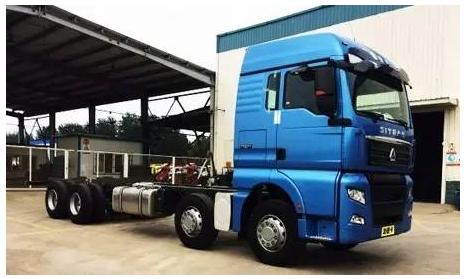 配备双腔油箱 中国重汽C7H新款8×4载货车下线 - 第1张 - 提加商用车网 配备双腔油箱 中国重汽C7H新款8×4载货车下线 - 第1张