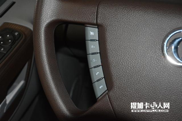 全新标识投入使用 白色天龙旗舰牵引车首次公开亮相 - 第9张 - 提加商用车网 全新标识投入使用 白色天龙旗舰牵引车首次公开亮相 - 第9张