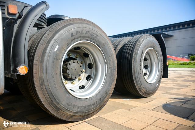 千升油箱+最正宗的康明斯发动机,还有专属涂装,陕汽德龙X3000财富版牵引车图解 - 第37张 - 提加商用车网 千升油箱+最正宗的康明斯发动机,还有专属涂装,陕汽德龙X3000财富版牵引车图解 - 第37张